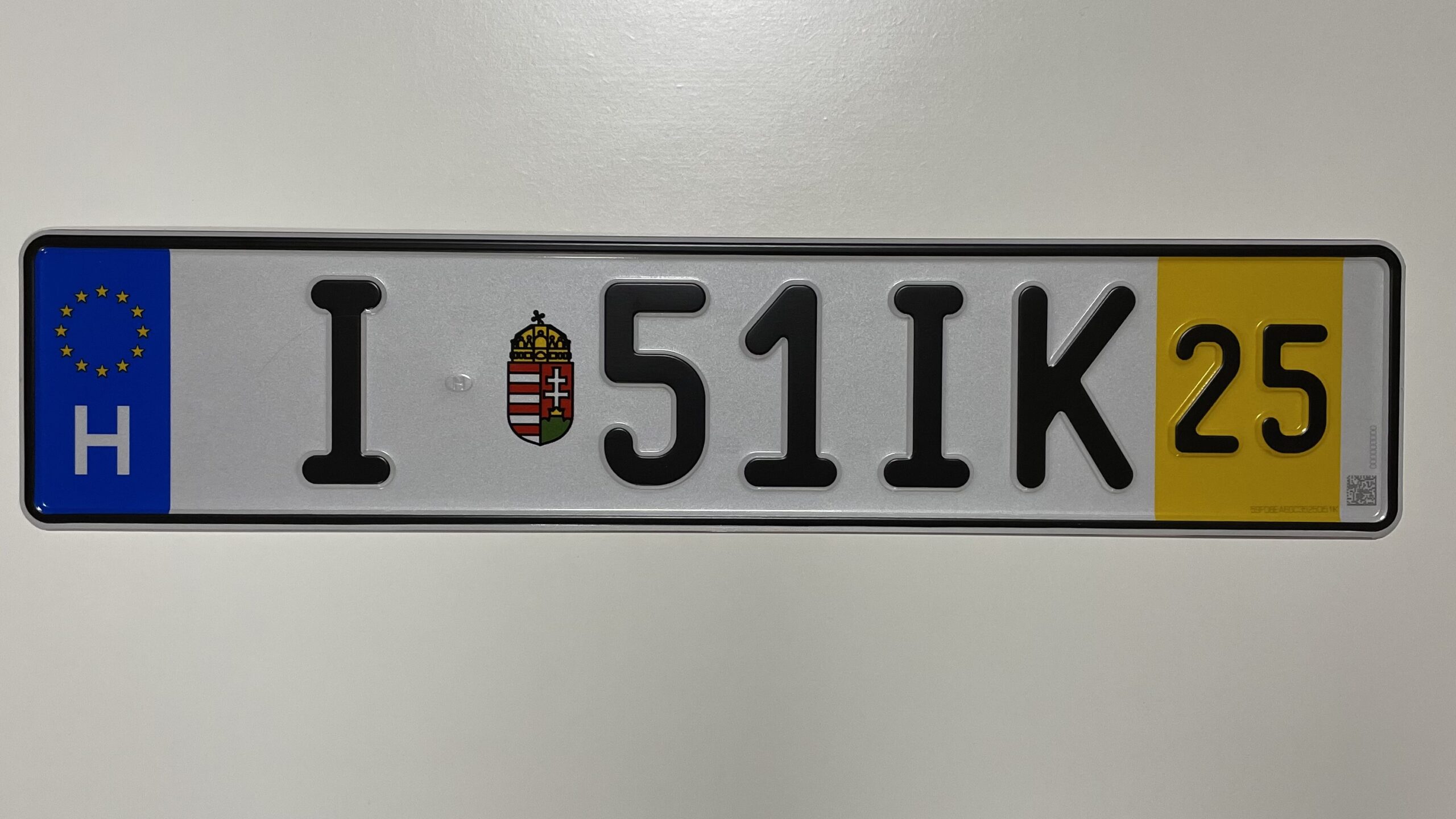 Maďarská poznávacia značka s európskym symbolom a národným erbom.